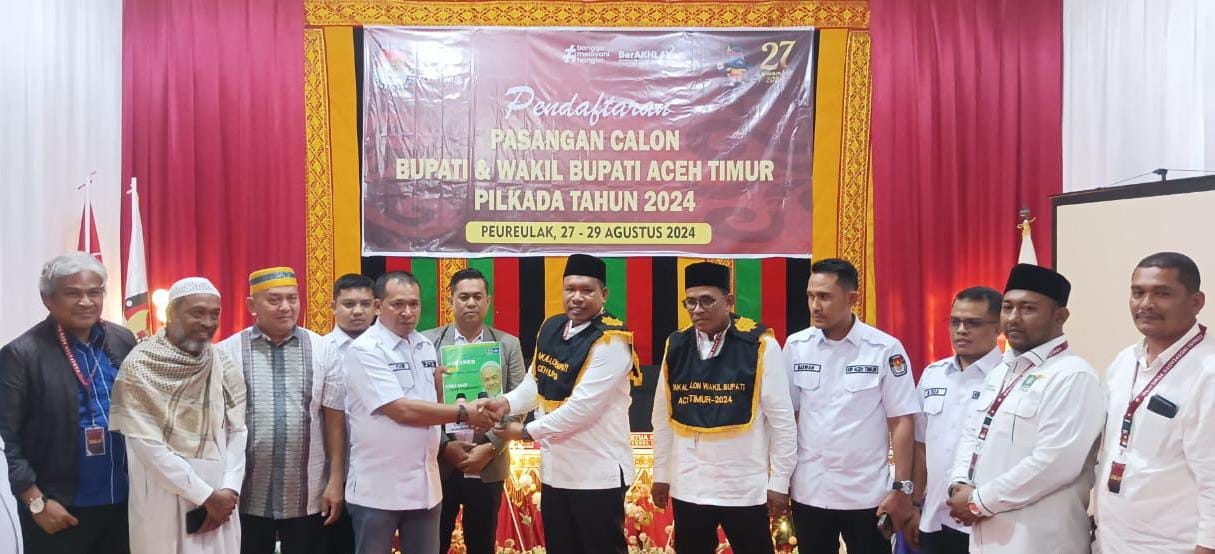 Ribuan Warga Didampingi Eks Tripoli Antar Pasangan Tole-Apong Mendaftar