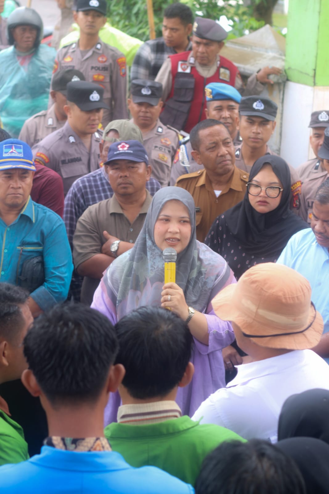 Munawaroh Temui Massa Kawal Putusan MK Di Sidimpuan