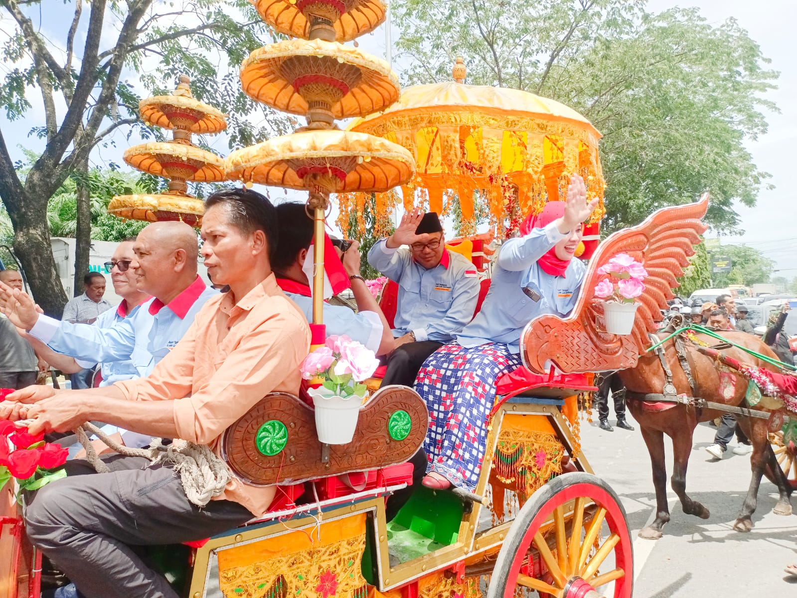 Diantar Ribuan Pendukung, dr Asri Tambunan Dan Lom Lom Naik Delman Daftar Ke KPU Deliserdang