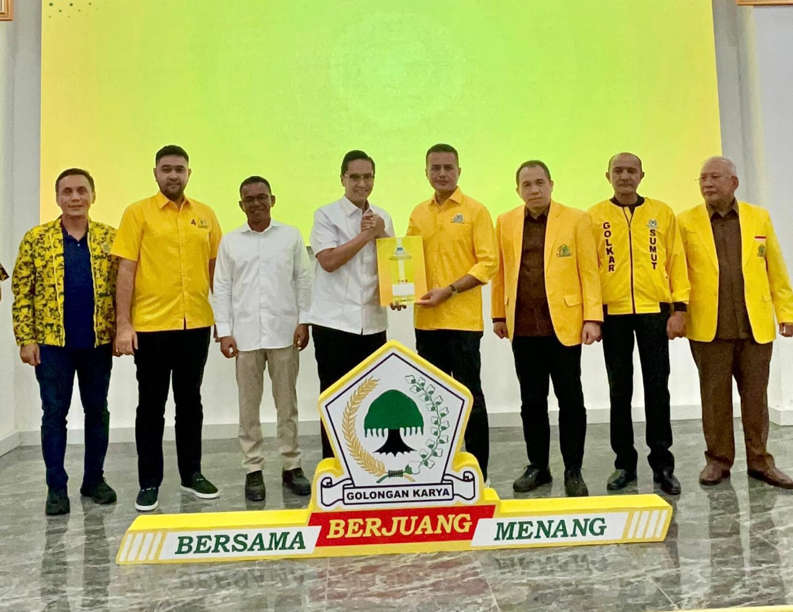 Partai Golkar Serahkan Rekomendasi B1KWK ke Rico-Zaki untuk Pilkada Medan