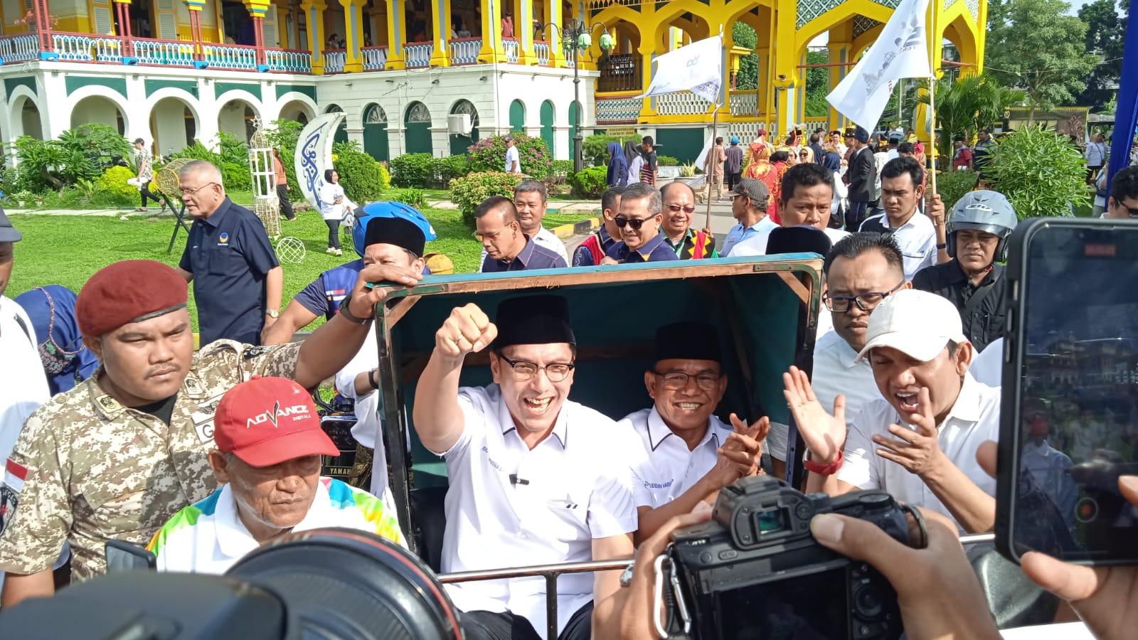 Ribuan Pendukung Antarkan Rico-Zaki Mendaftar ke KPU Medan