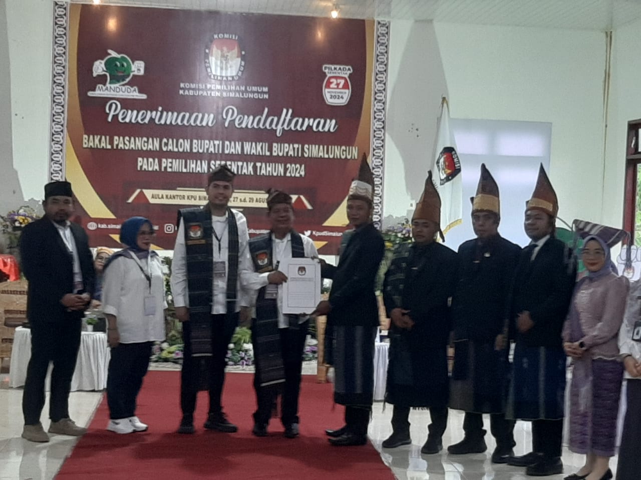 Ribuan Pendukung Antar Pasangan RHS - AZI Daftar Ke KPU Simalungun