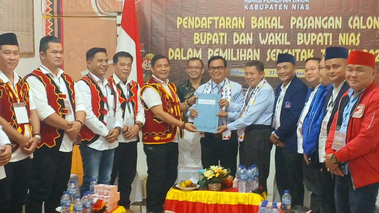 Ratusan Massa Antar Pasangan Alinuru -Faozanolo (AFO) Mendaftar Di KPU Nias
