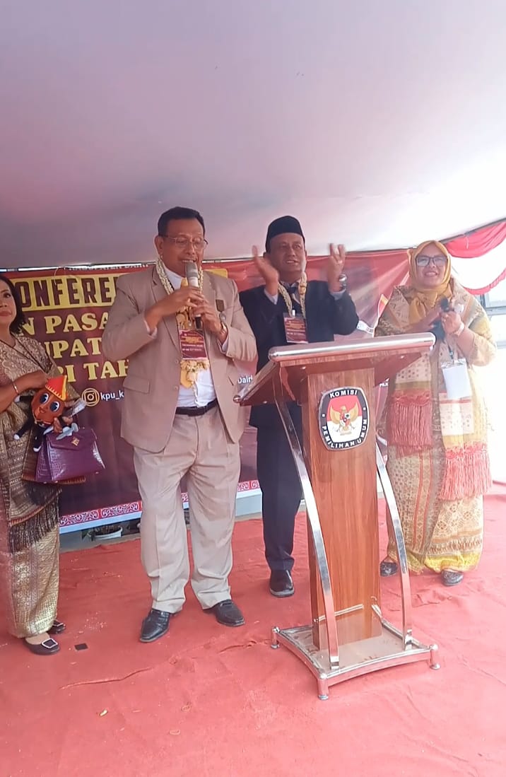Diusung 4 Partai, Paslon Vickner Sinaga - Wahyu Sagala Mendaftar Ke KPU Dairi