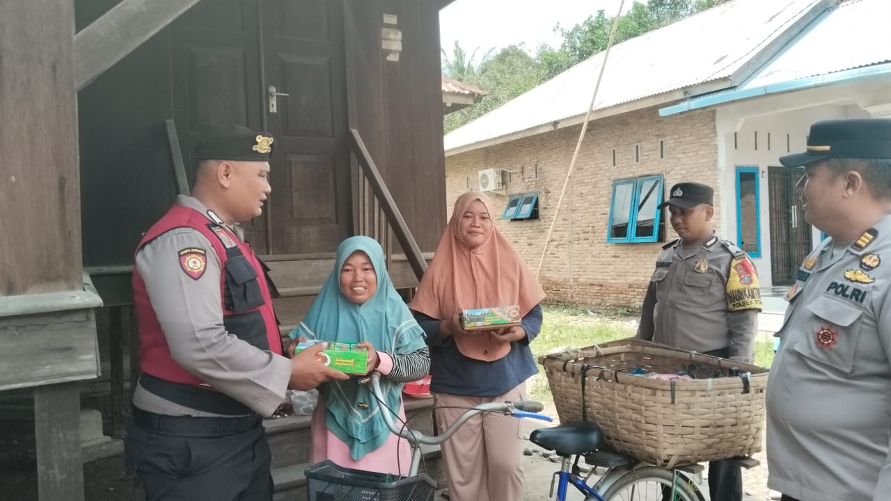 Personel Polres Langkat Bagi Nasi Kotak
