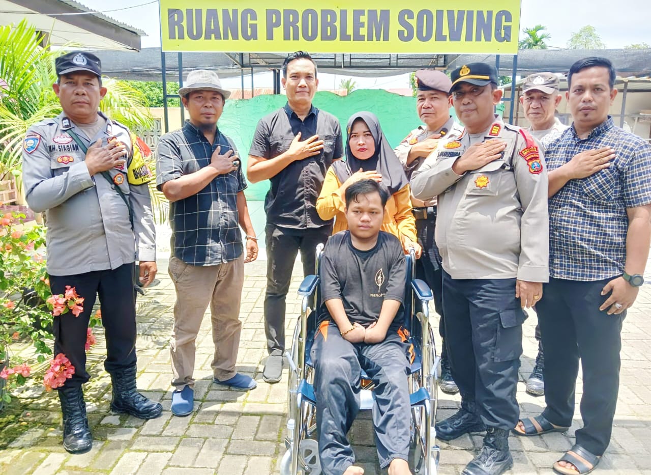 Peduli Disabilitas, Kapolres Sergai Bantu Kursi Roda