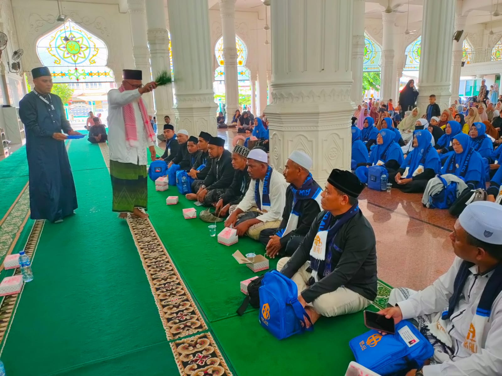 Anggota MPU Aceh Peusijuk Seratusan Jamaah Umrah