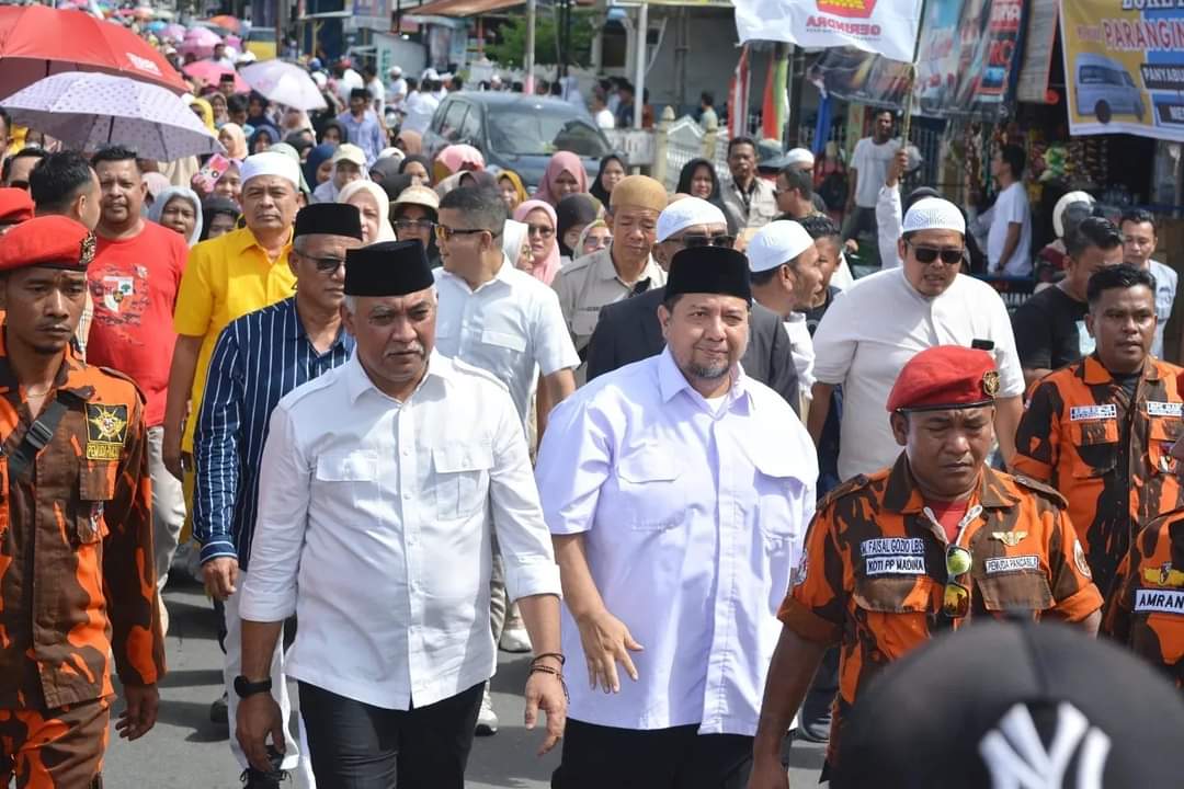 Diiringi Ribuan Pendukung, Harun dan Ichwan Daftar Ke KPU Madina