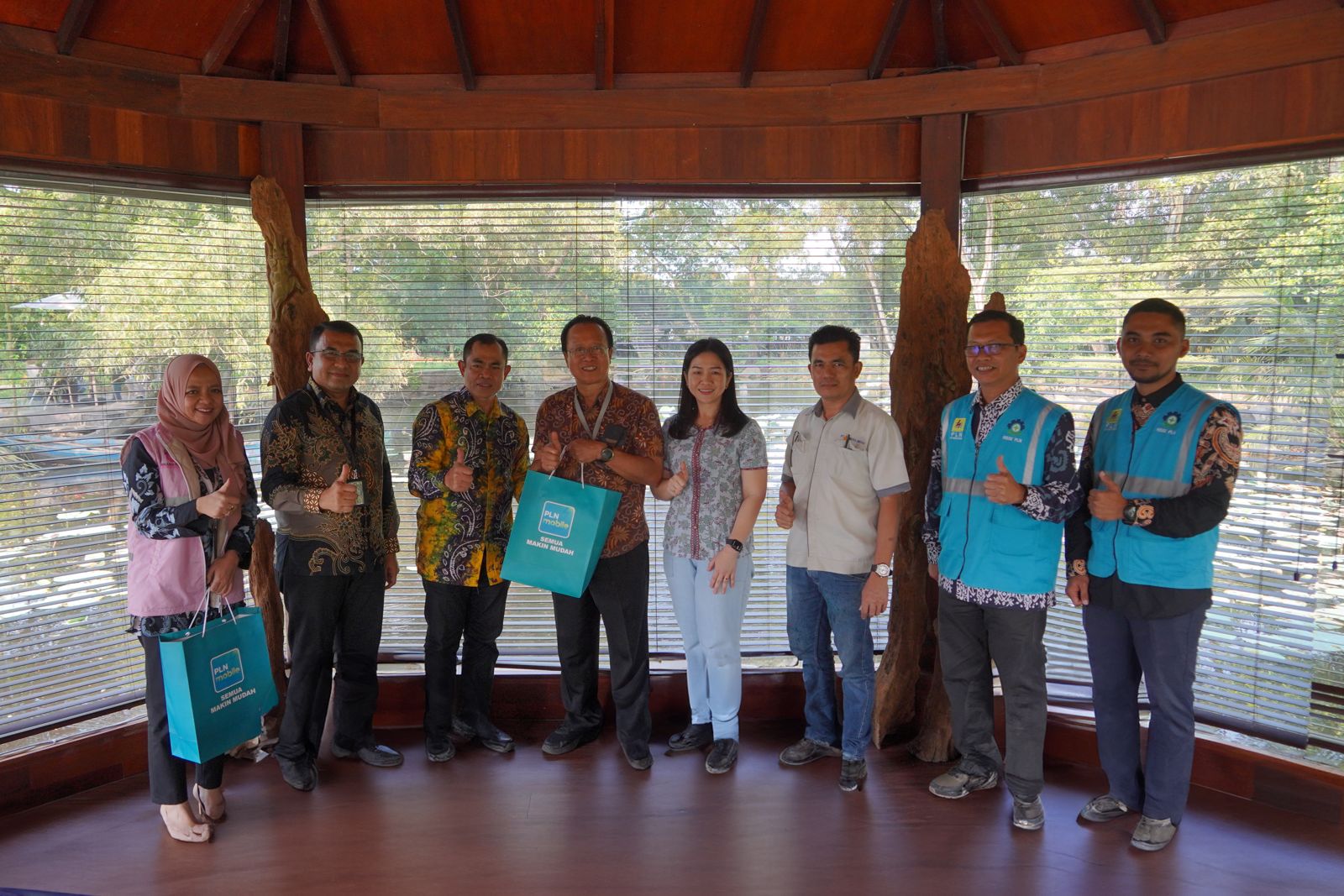 Peringati Harpelnas, PLN Kunjungi Dan Apresiasi Pelanggan Di Sumut