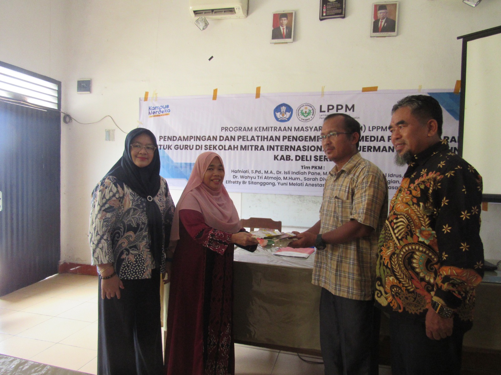 Tim PKM Unimed Latih Guru -guru SLB Yanpentra Media Pembelajaran Digital