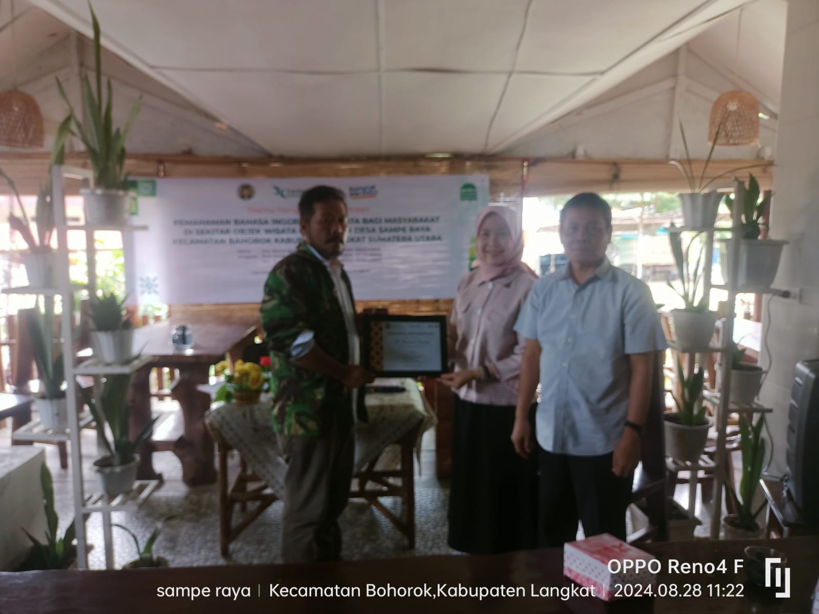 Dosen FIB USU Tingkatkan Kemampuan Bahasa Inggris Warga Desa Sampe Raya