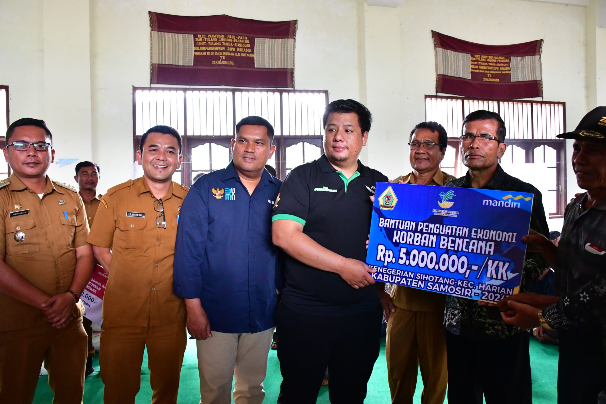 Bupati Samosir Serahkan Bantuan Rp1,515 M Korban Bencana Banjir