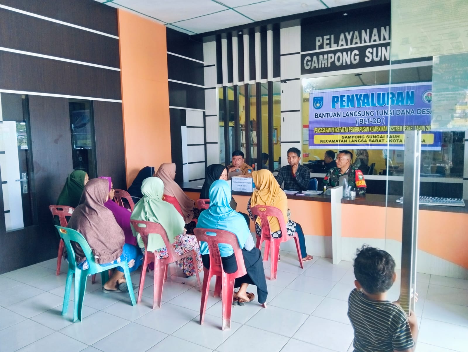 68 Warga Gampong Sungai Pauh Terima BLT-DD