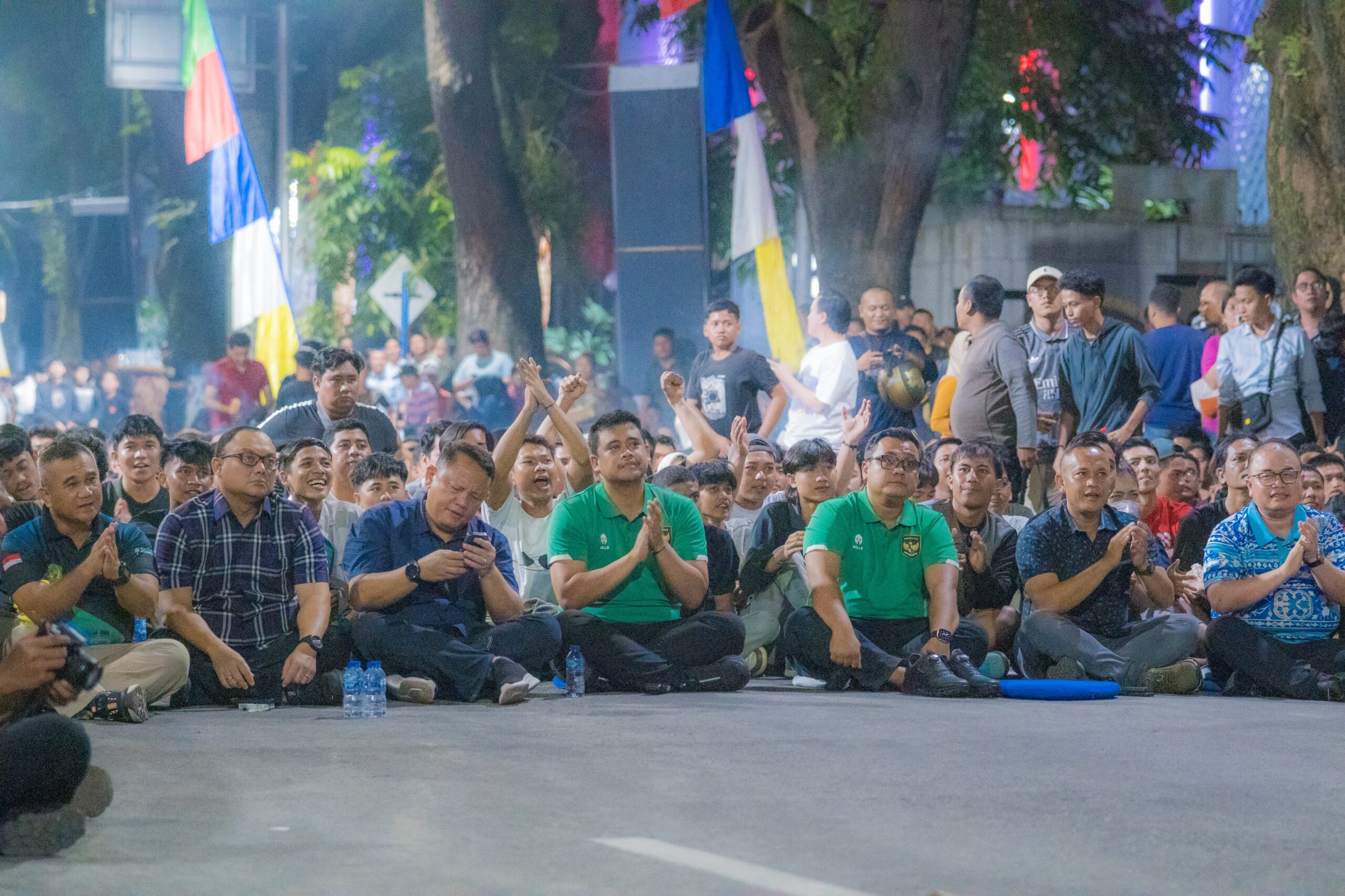 Bobby Nasution & Ribuan Warga Duduk Lesehan Di Jalan Imam Bonjol Nobar Timnas Indonesia Vs Australia