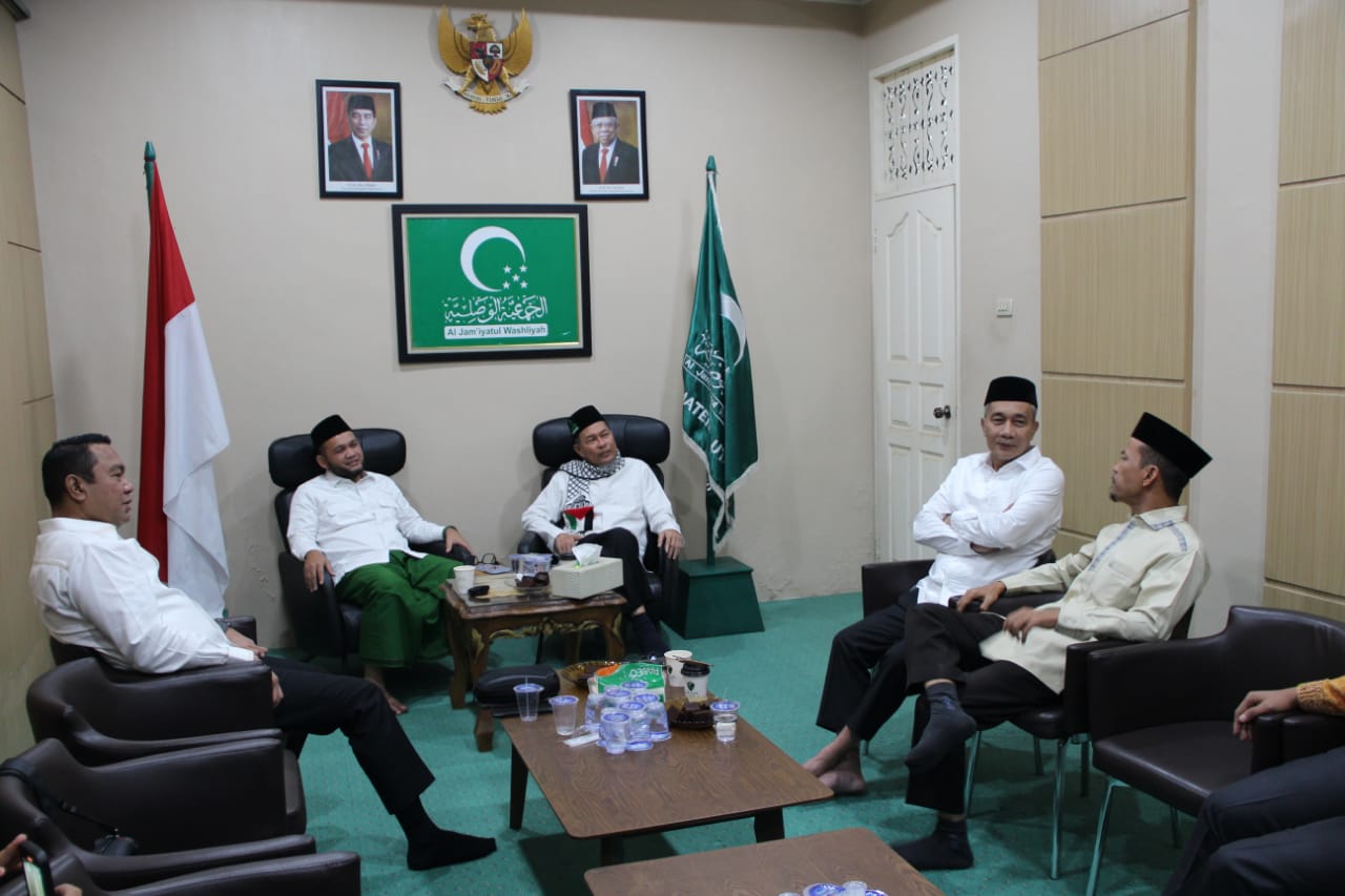 Datang ke Kantor Al-Washliyah, Paslon HIRO Disambut Langsung Dedi Iskandar Cs