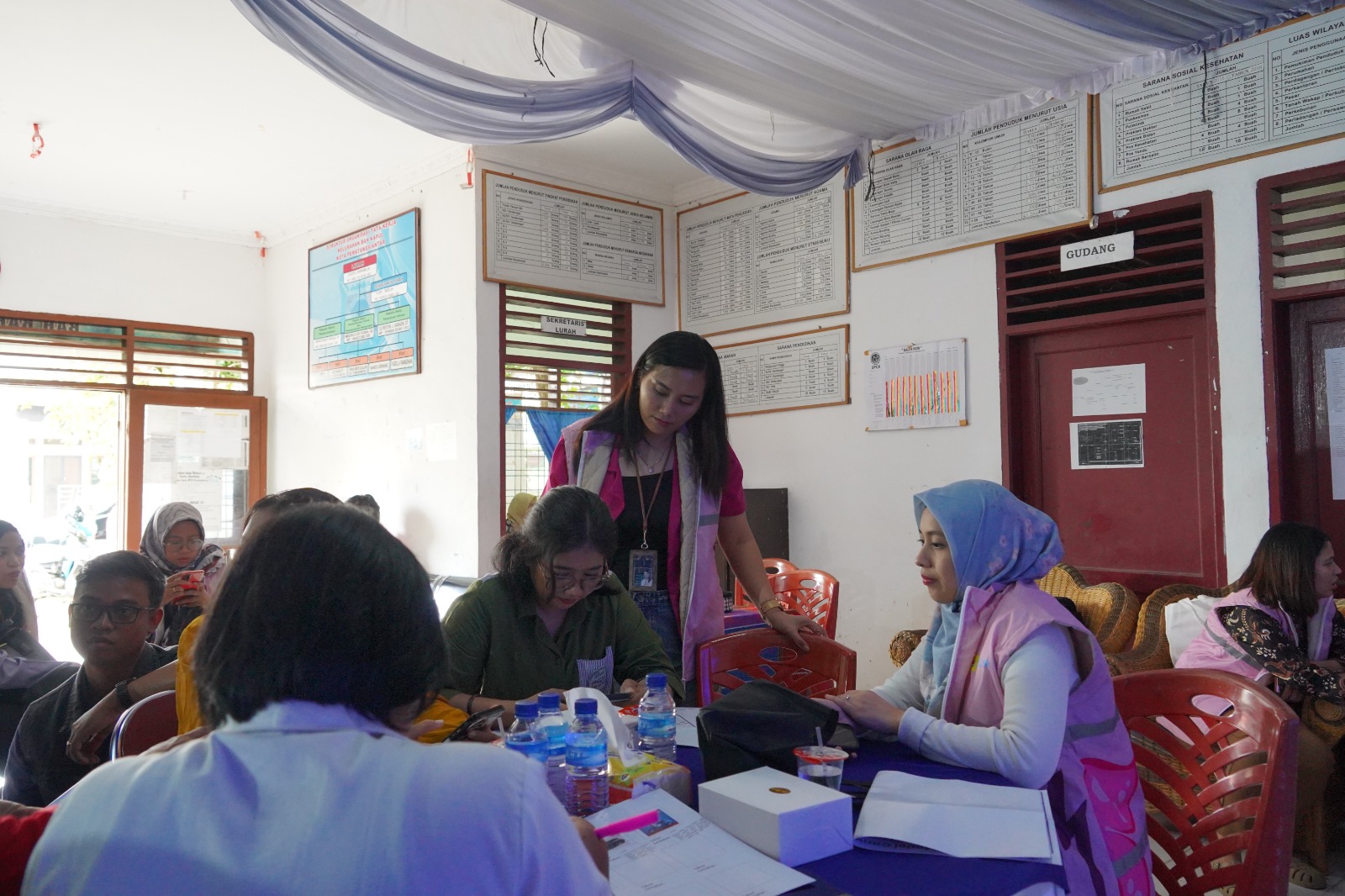 Srikandi PLN Bagi Tips Jualan Lewat PLN Mobile Kepada Pengrajin Ulos