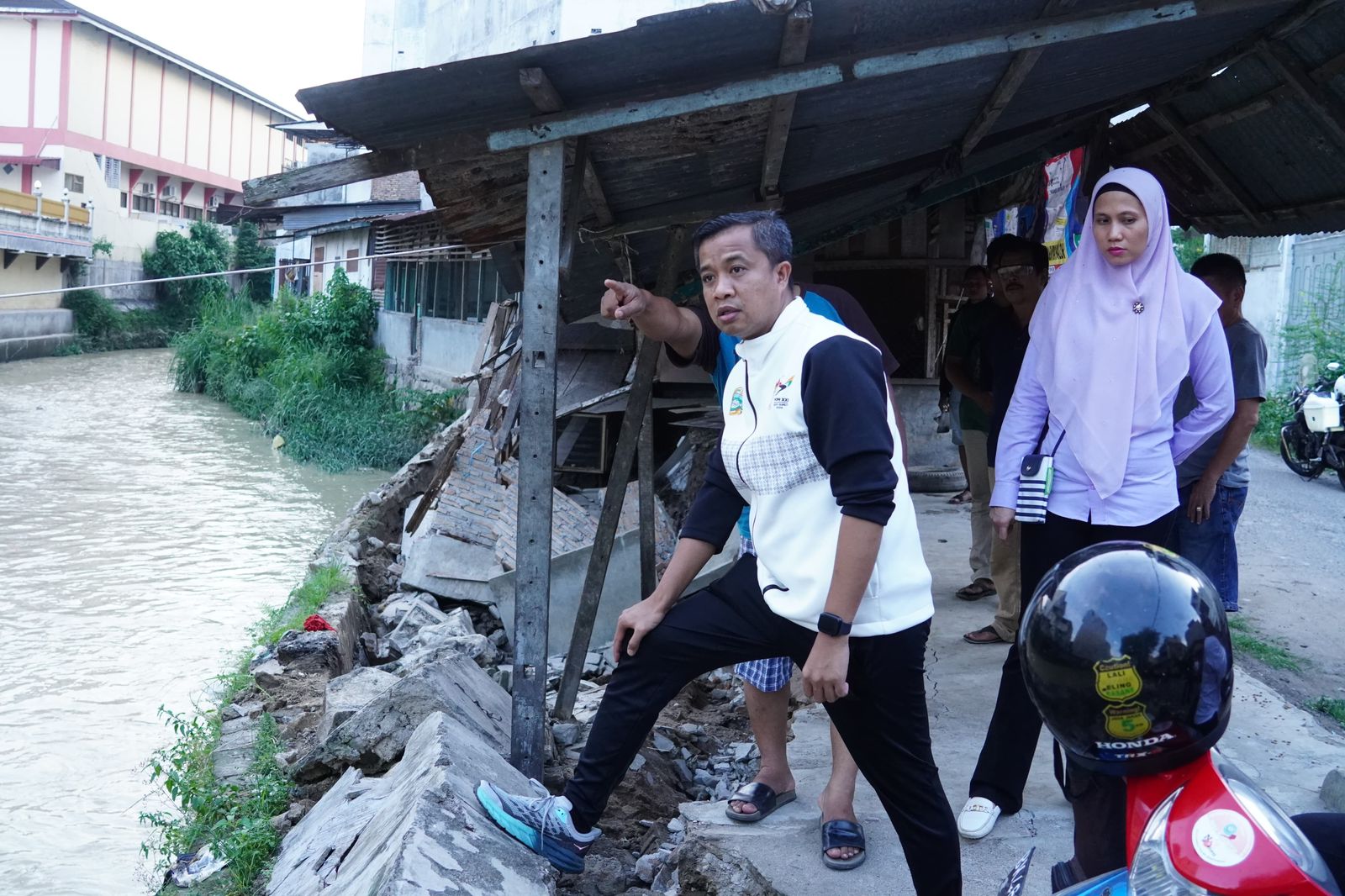 Pj Wali Kota Tebingtinggi Tinjau Tembok Penahan Yang Roboh Akibat Abrasi