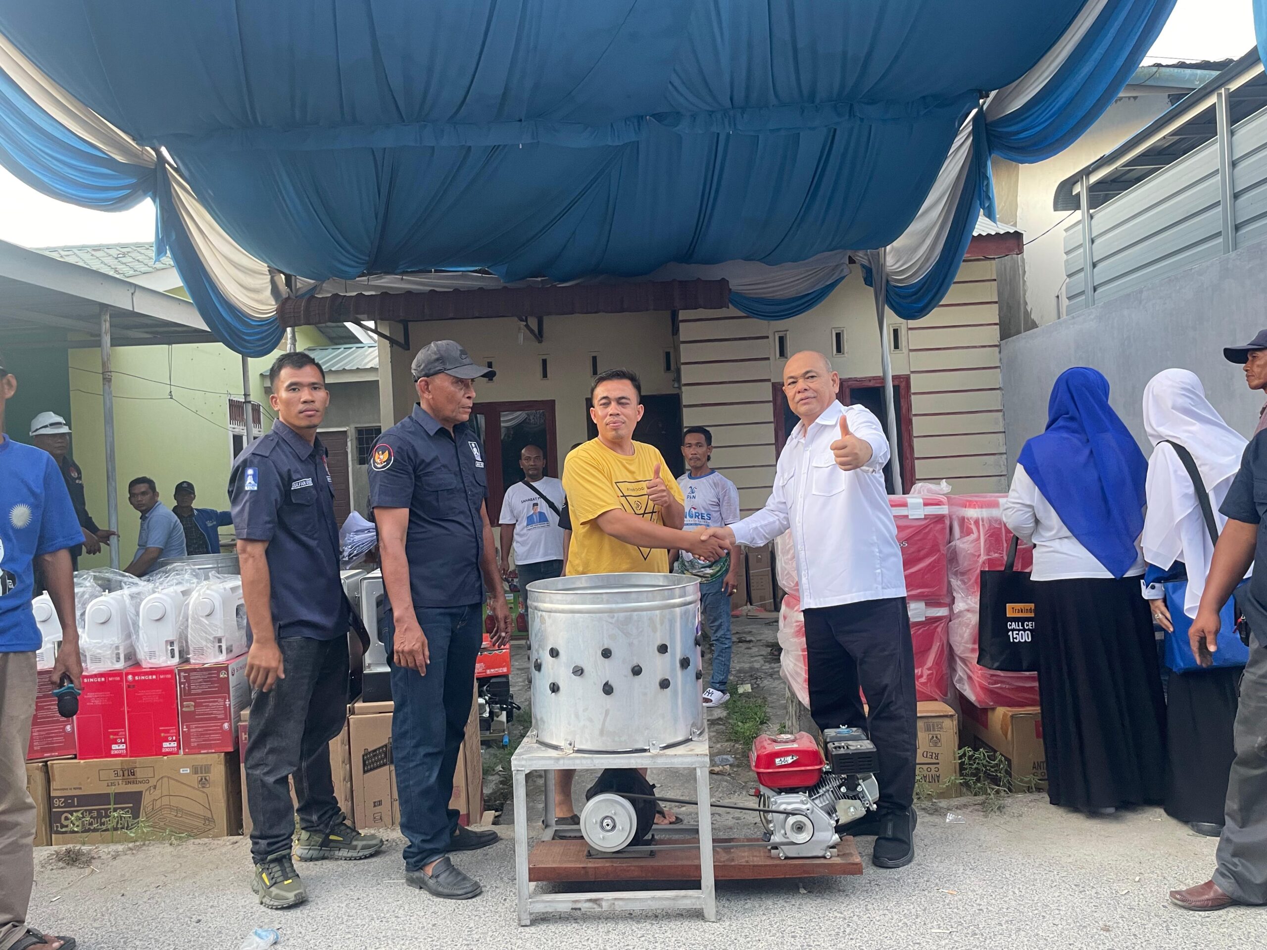 Yahdi Khoir Serahkan Bantuan UMKM dan Dana Hibah
