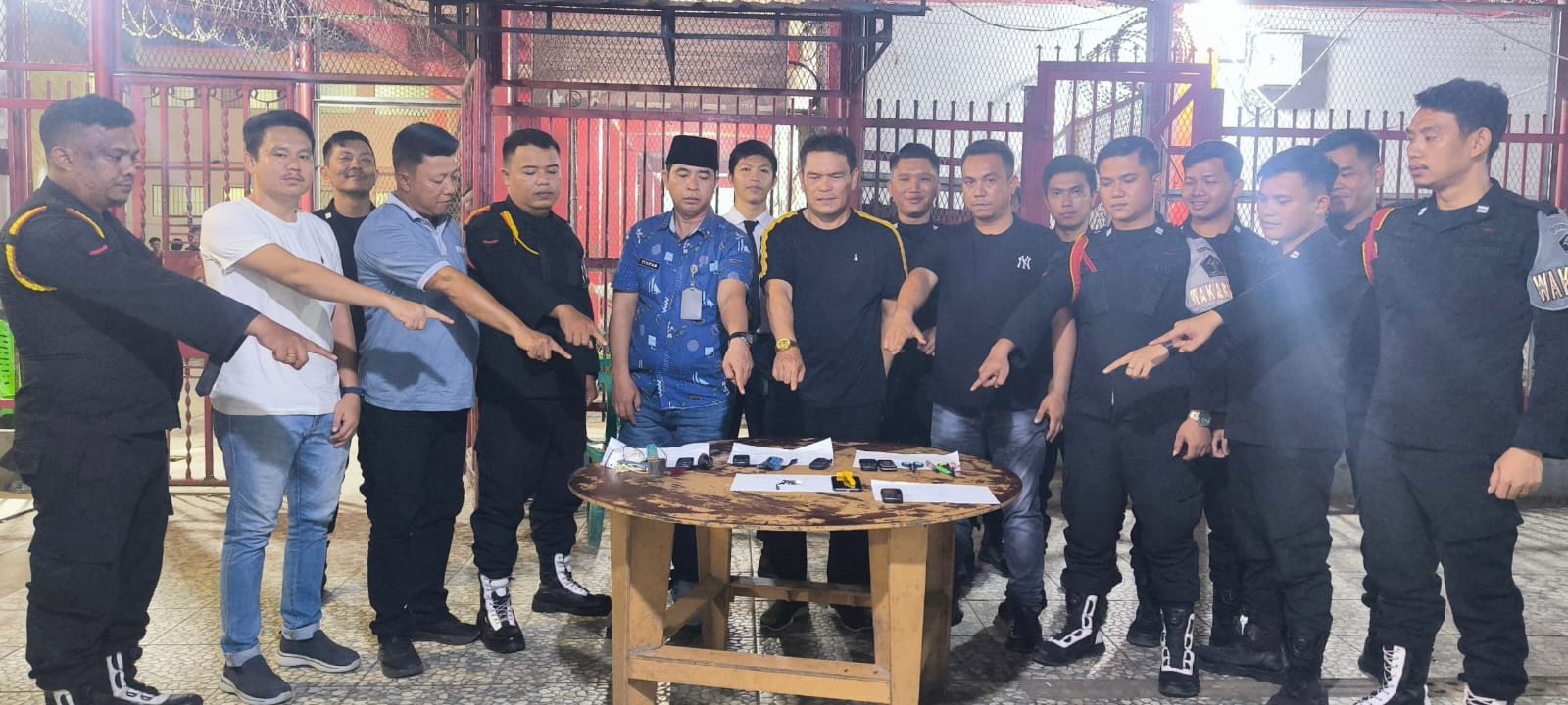 Kembali Razia, Petugas Lapas Lubukpakam Sita 6 HP Dan 8 Sajam