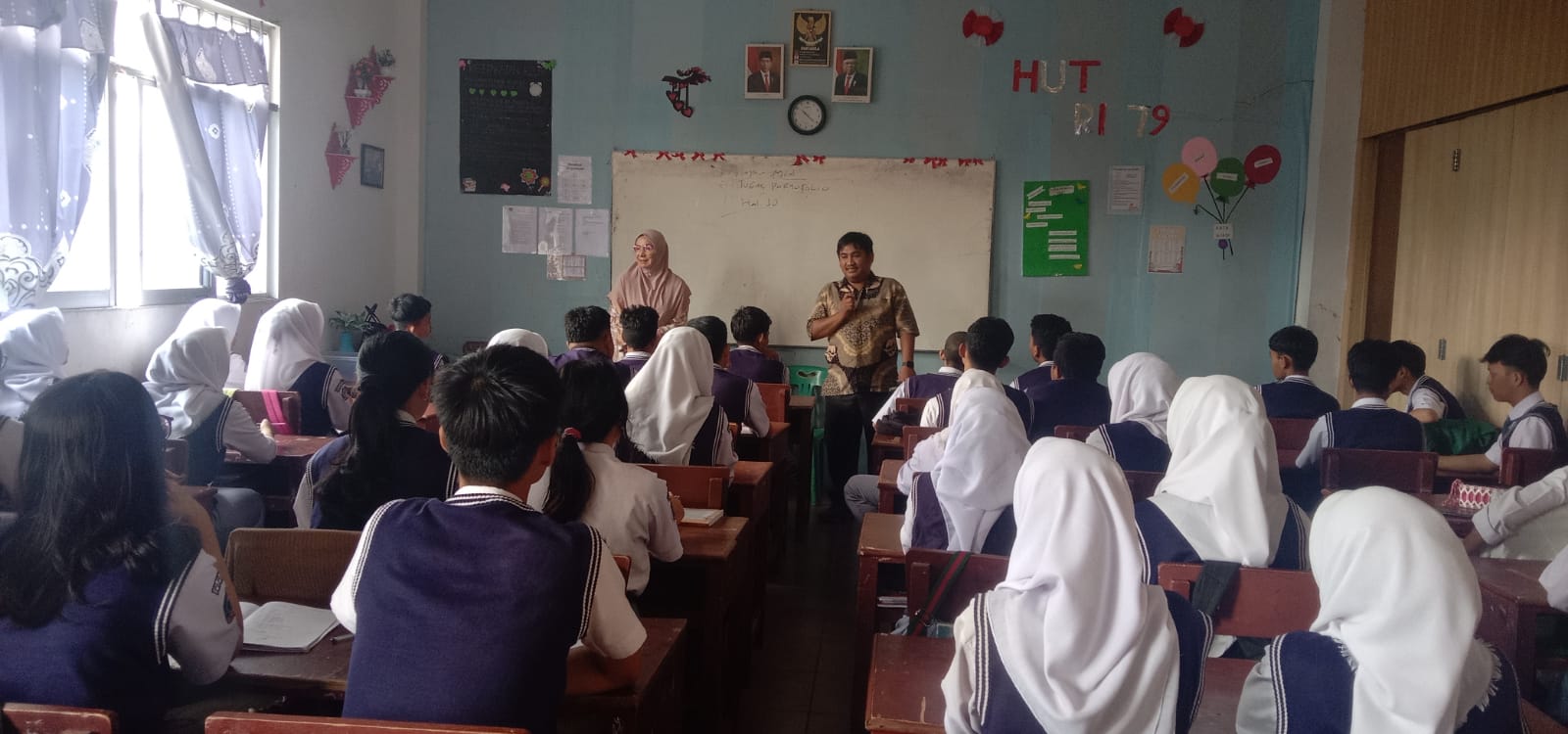 Dosen USU Latih Siswa SMA Imelda Menulis Teks Argumentasi