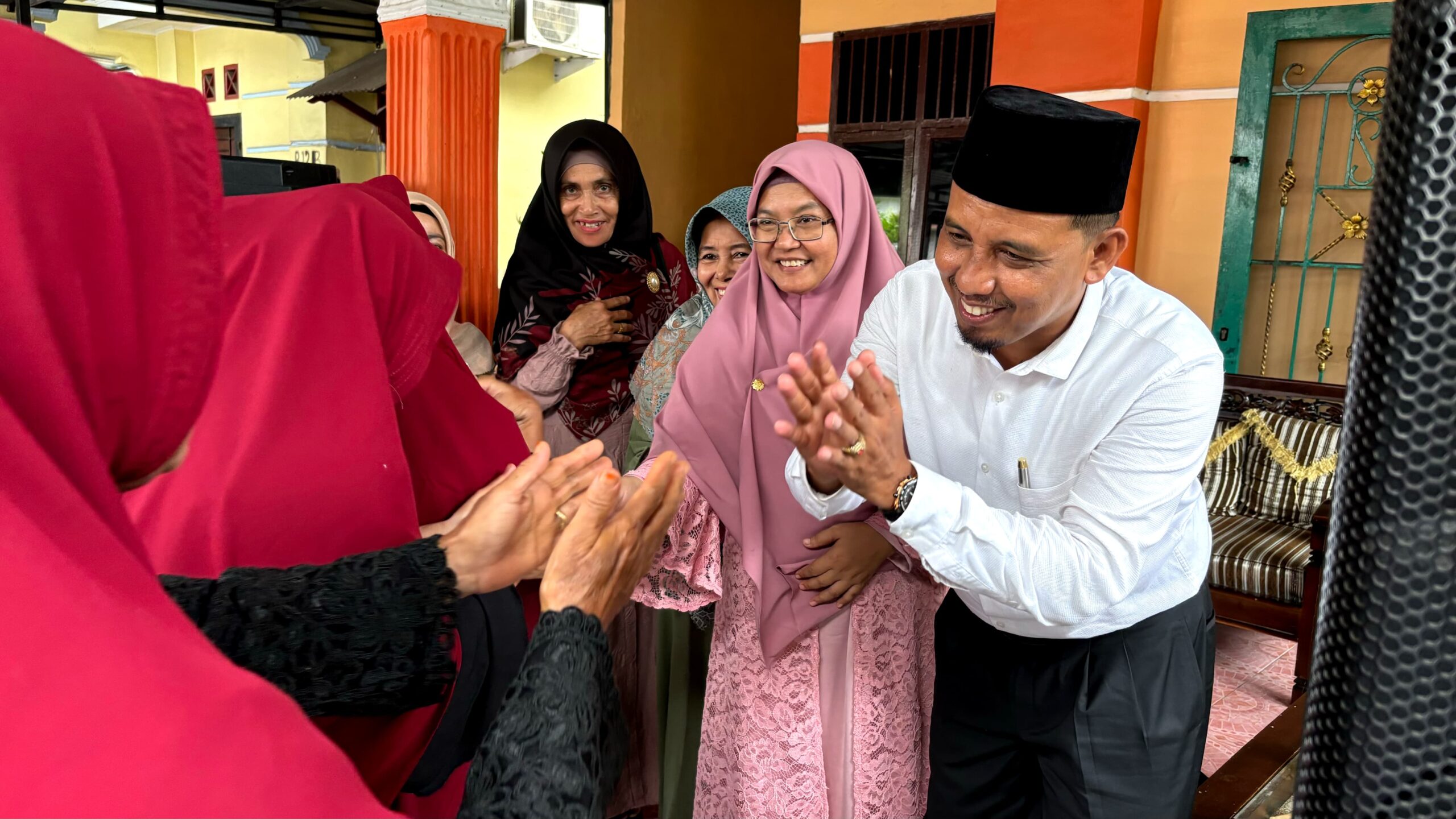 Ratusan Warga Antusias Berikan Ucapan Selamat Kepada Ahmad Darwis