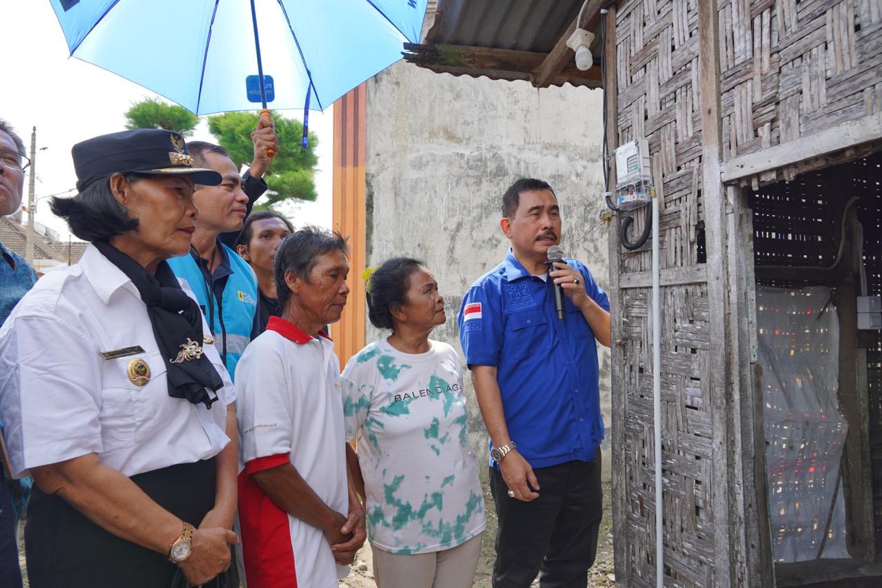 Warga Desa Cinta Damai Disambung Listrik Gratis