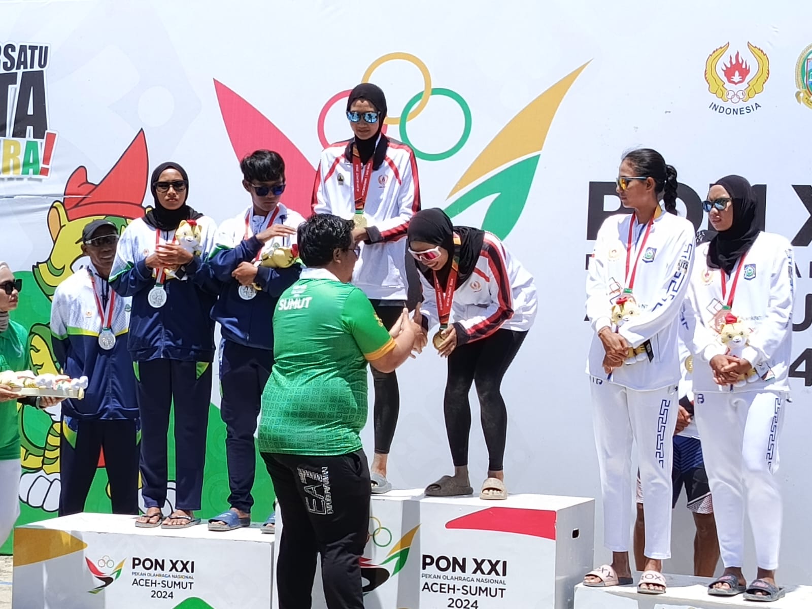 Vandiko Gultom Serahkan Medali Cabor Voli Pantai Putri PON 2024