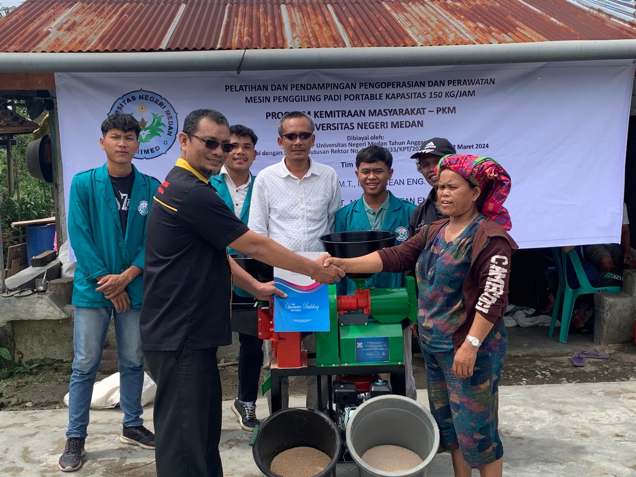 Tim PKM Dosen Unimed Perkenalkan Penggilingan Padi Portable Multi Proses Bagi Petani Padi Desa Pagagan Julu VII