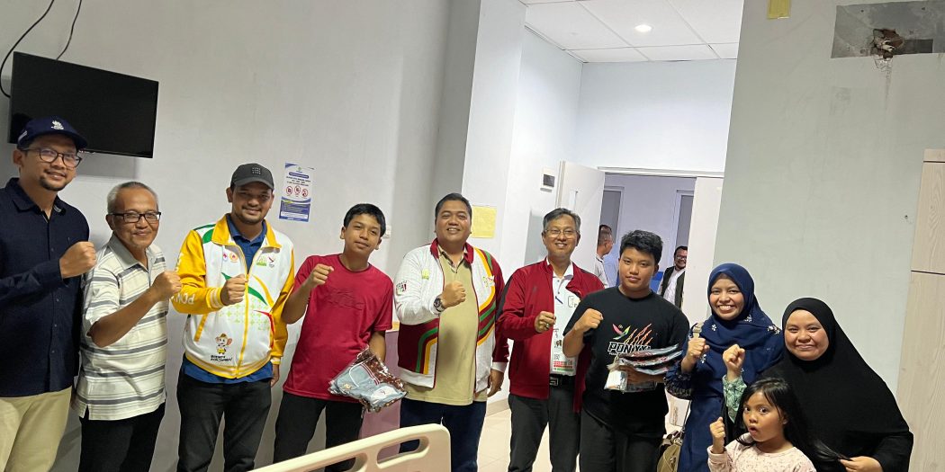 Wakil Ketua Harian PB PON Aceh Besuk Korban Cuaca Buruk Di Venue PON
