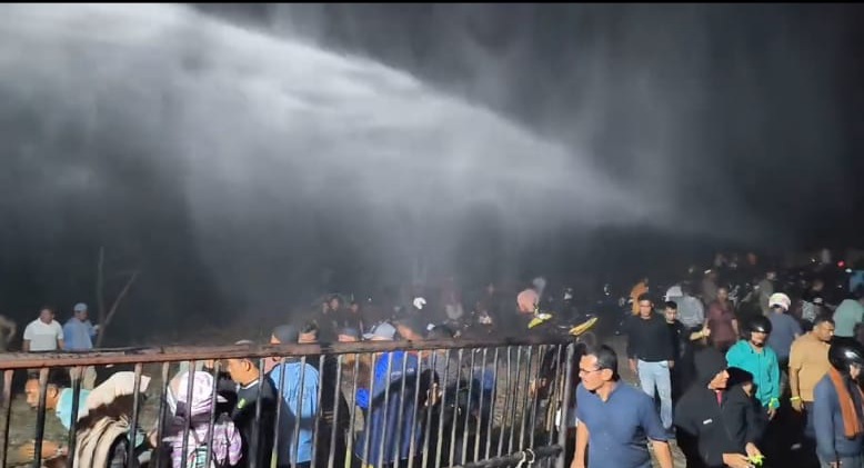 Demo Subulussalam, Polisi Semprotkan Gas Air Mata Ke Kerumunan Massa