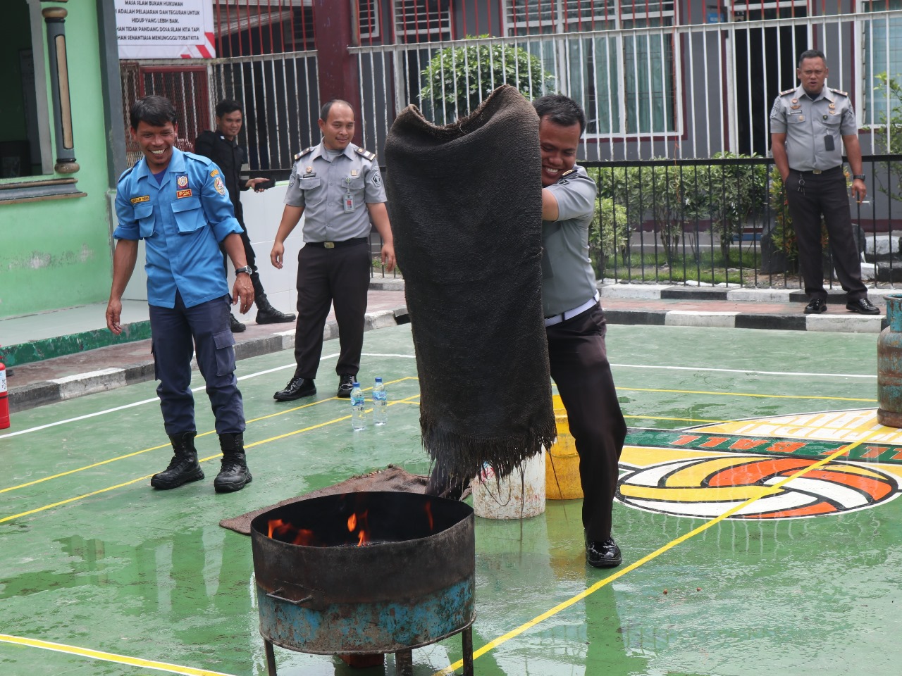 Rutan Tarutung-Damkar Simulasi Penanganan Kebakaran
