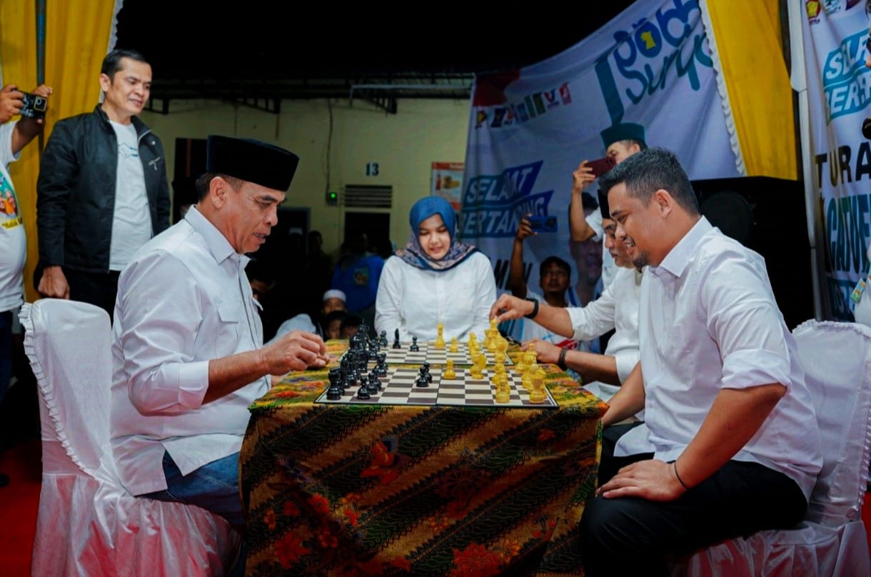 Meski Diguyur Hujan, Masyarakat Madina Padati Lokasi Turnamen Catur Bobby-Surya Cup