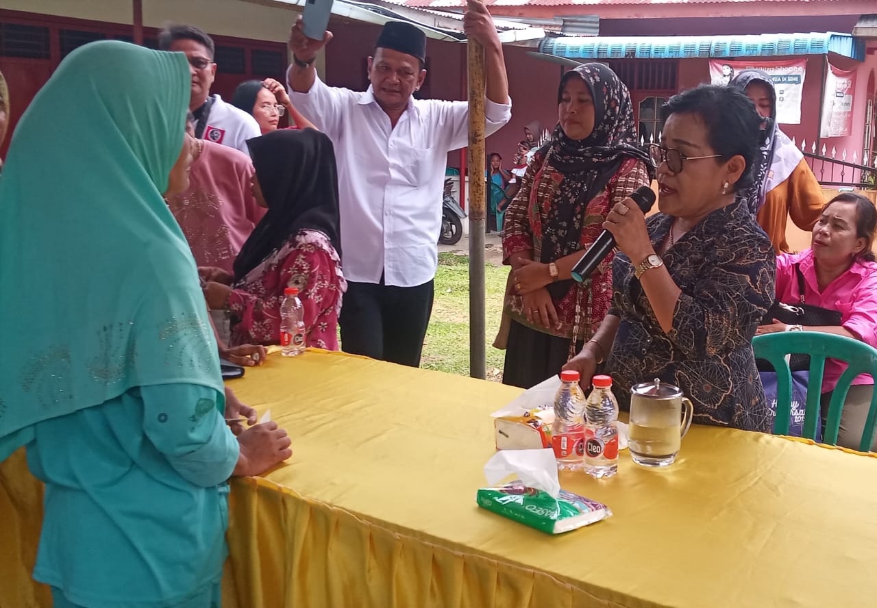 Gak Aci Ceng' Kaum Ibu Nagori Bukit Bayu Siap Menangkan Pasangan RHS-AZI