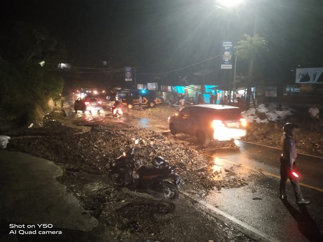 Polri, TNI Dan Warga Bersinergi Tangani Longsor Di Jalan Siantar-Parapat