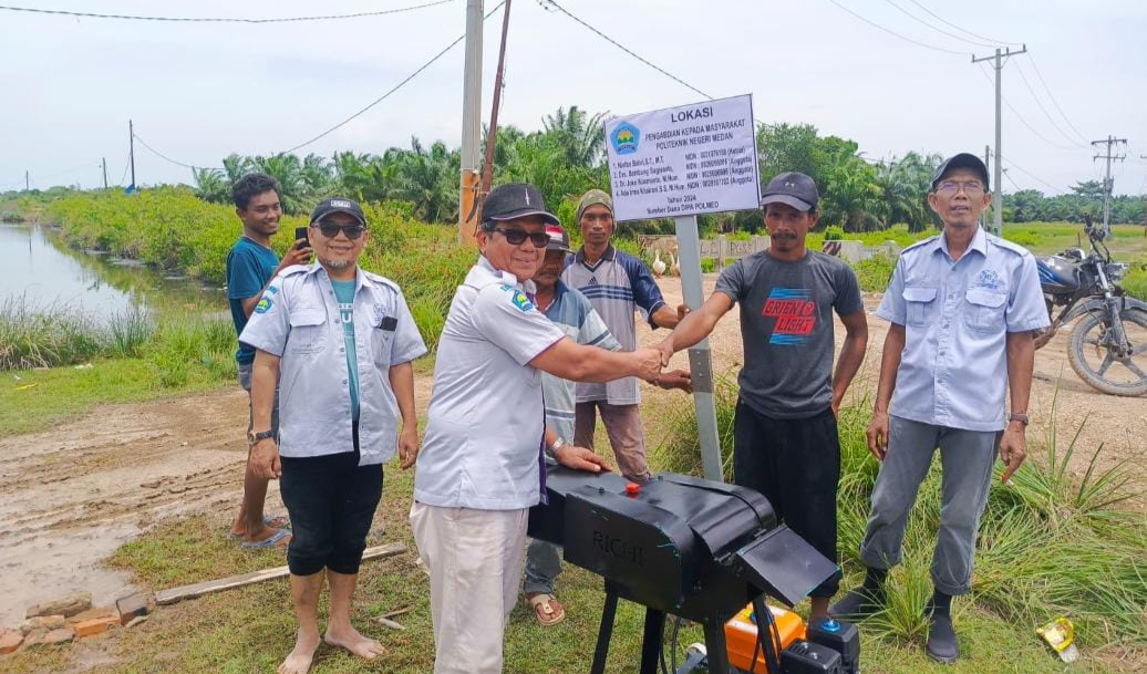 Dosen Polmed Serahkan Mesin Pencacah Daun Sawit Untuk Petani Desa Tanjung Rejo, Percut Sei Tuan