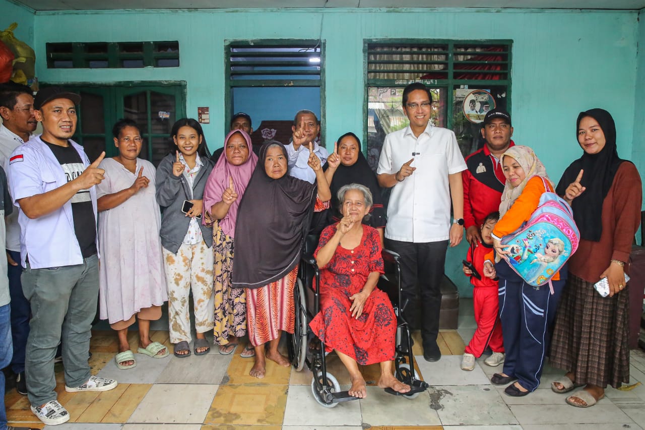 Rico Waas Beri Bantuan Kursi Roda Penderita Stroke di Medan Sunggal