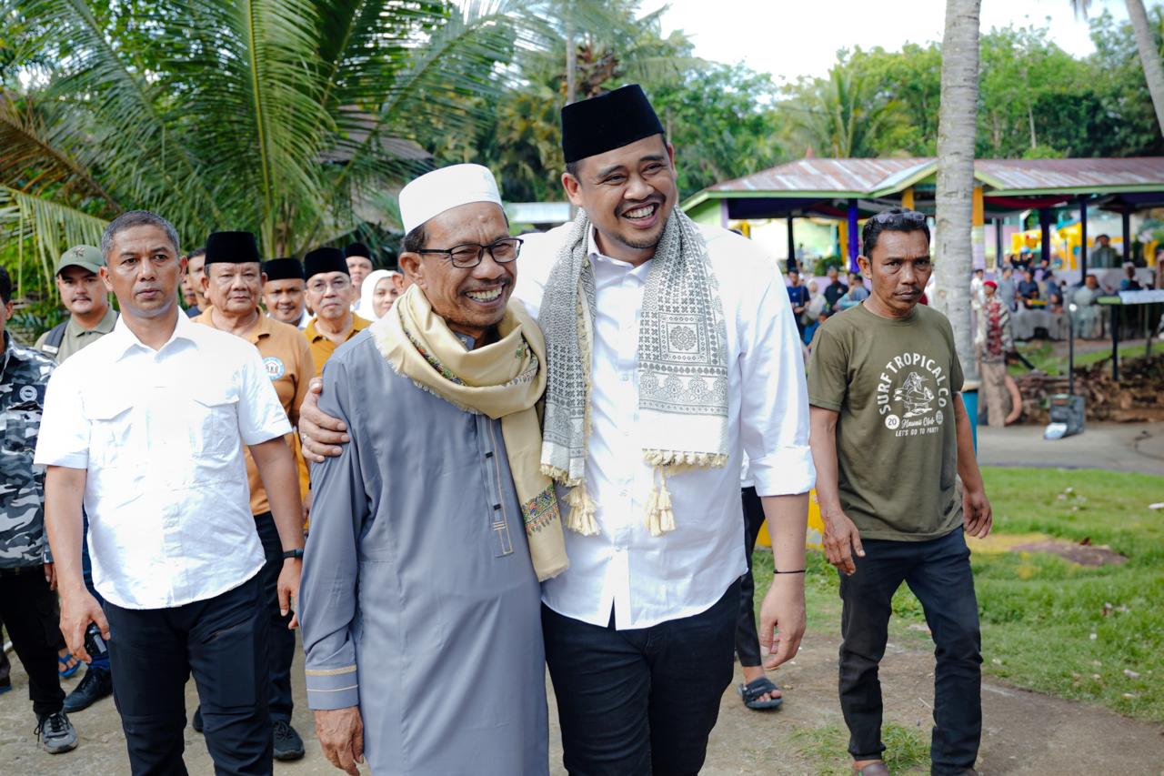 Di Paluta, Bobby Nasution Sowan Ke Pimpinan Pondok Pesantren Se-Tabagsel Dan Ziarah Makam Tuan Guru Nabundong