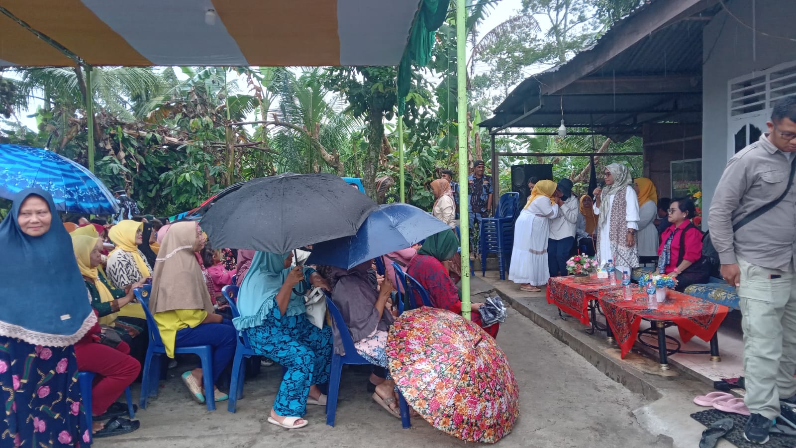 Hujan Bukan Penghambat Bagi Tim Perempuan Tangguh Bertemu Ny Ratnawati RHS