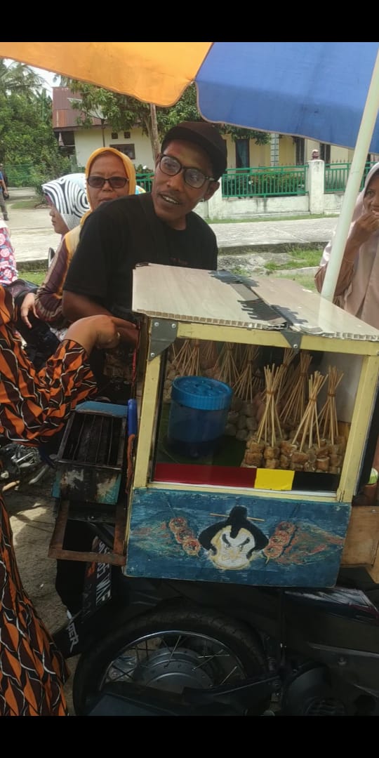 Ny Ratnawati RHS Bantu Pedagang Keliling Dan Kaki Lima