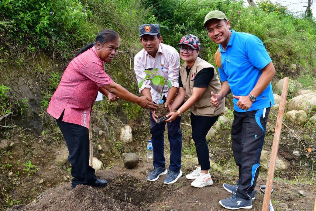 Pemkab Samosir Tanam Pohon Di Wilayah Rawan Bencana