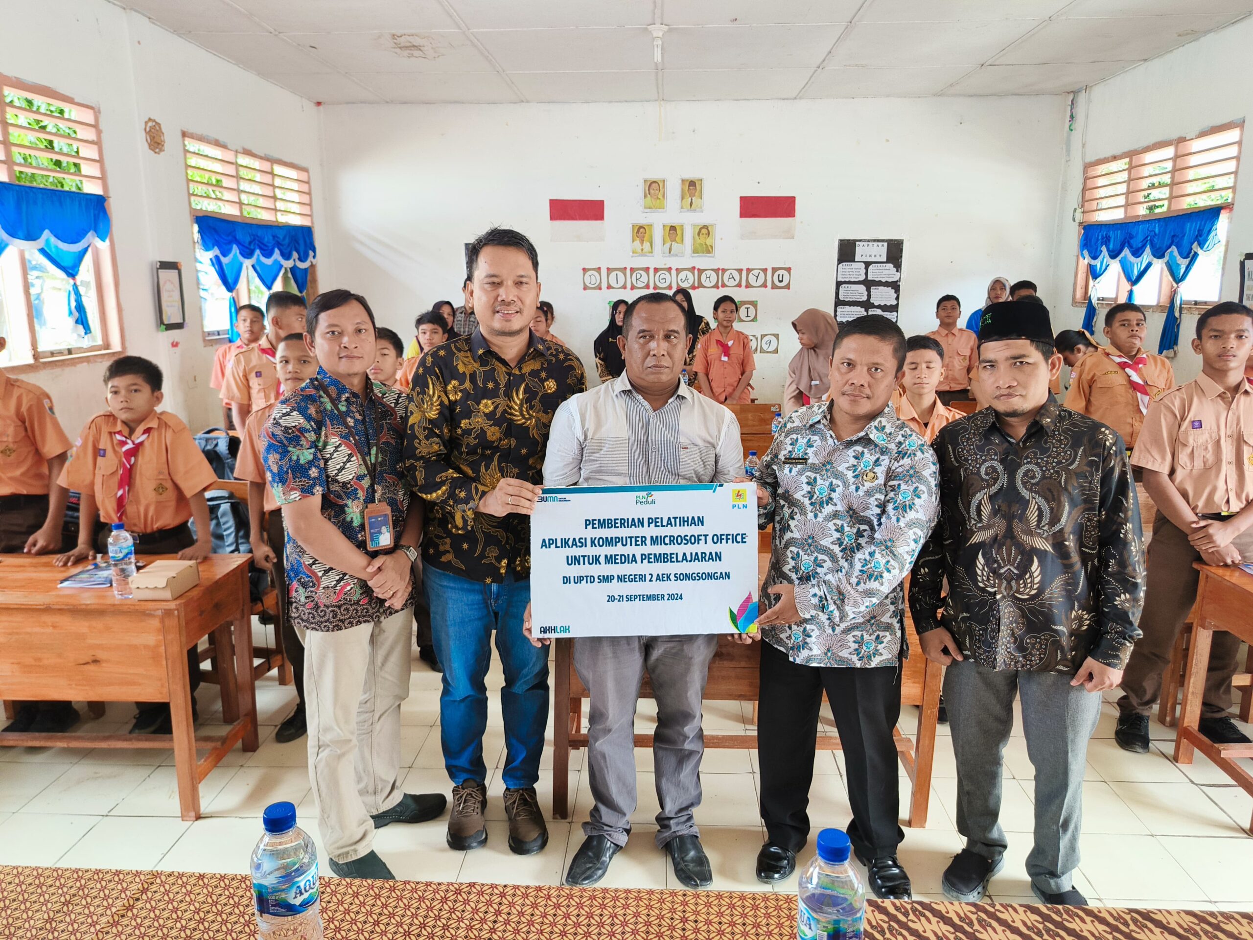 PLN Peduli, Dukung Pelatihan Aplikasi Komputer Di SMPN 2 Aek Songsongan