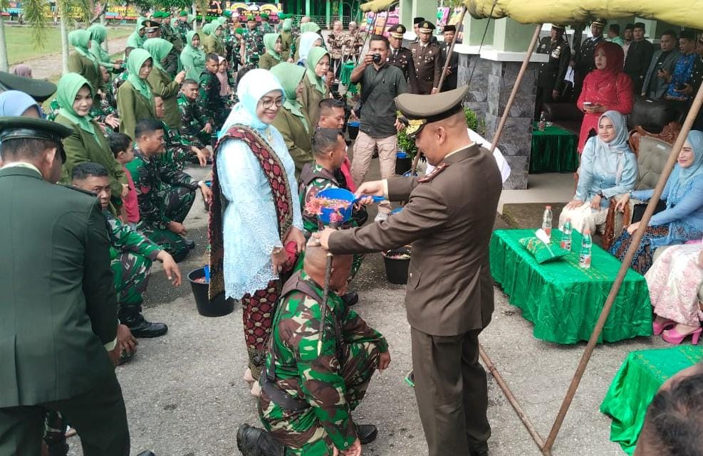 Tradisi Siram Kembang Prajurit, Warnai HUT Ke-79 TNI Di Makodim 0109 Singkil