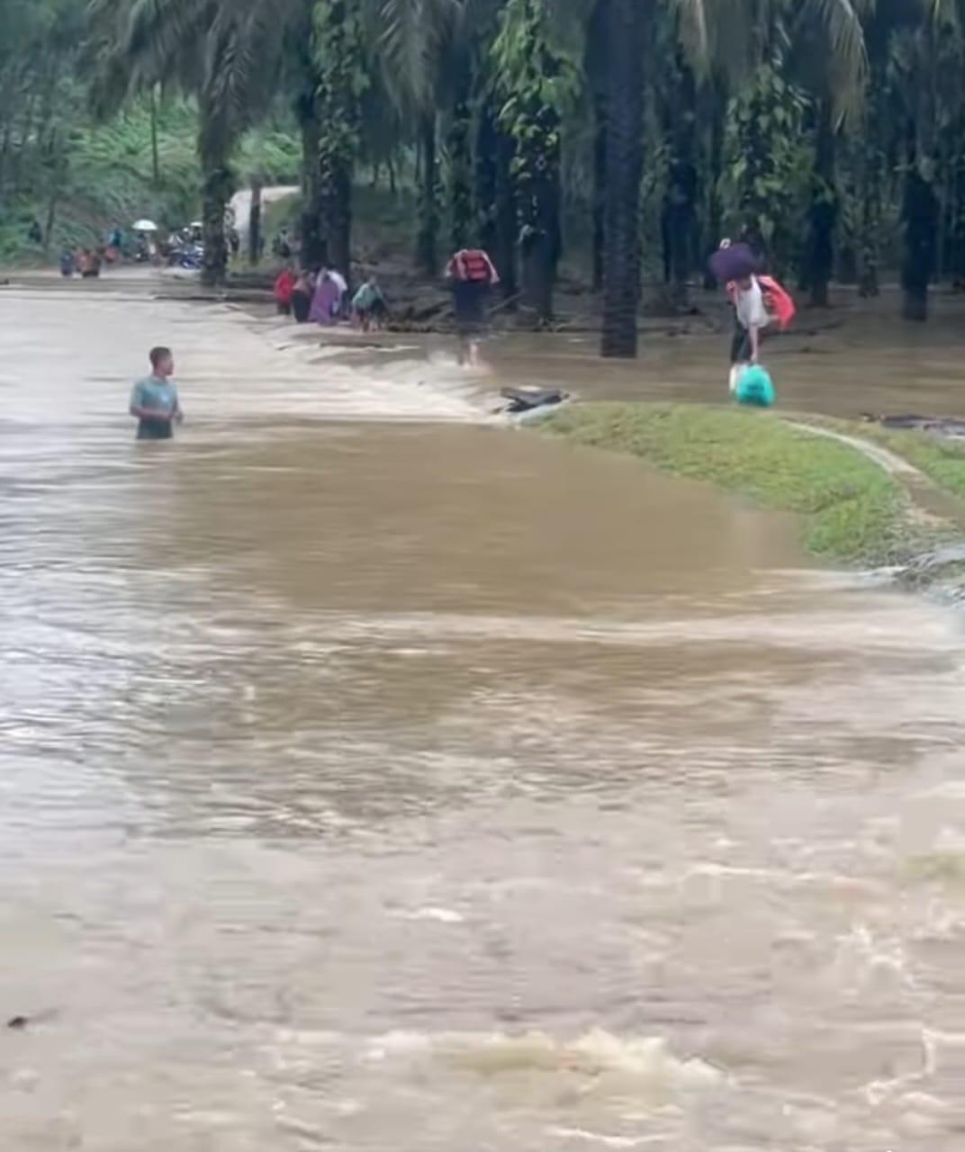 Hujan Deras, Akses Sejumlah Desa Di Labusel Lumpuh