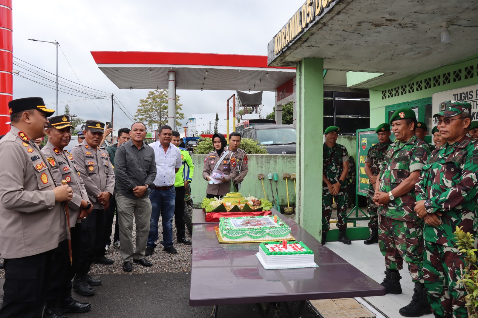 Kapolres Humbahas Rayakan HUT-79 TNI Di Makoramil 05/Doloksanggul