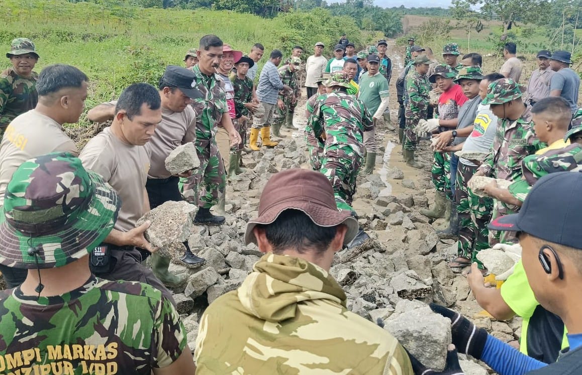 Wujud Sinergitas TNI-Polri, Personel Polres P. Siantar Ikut Sukseskan TMMD