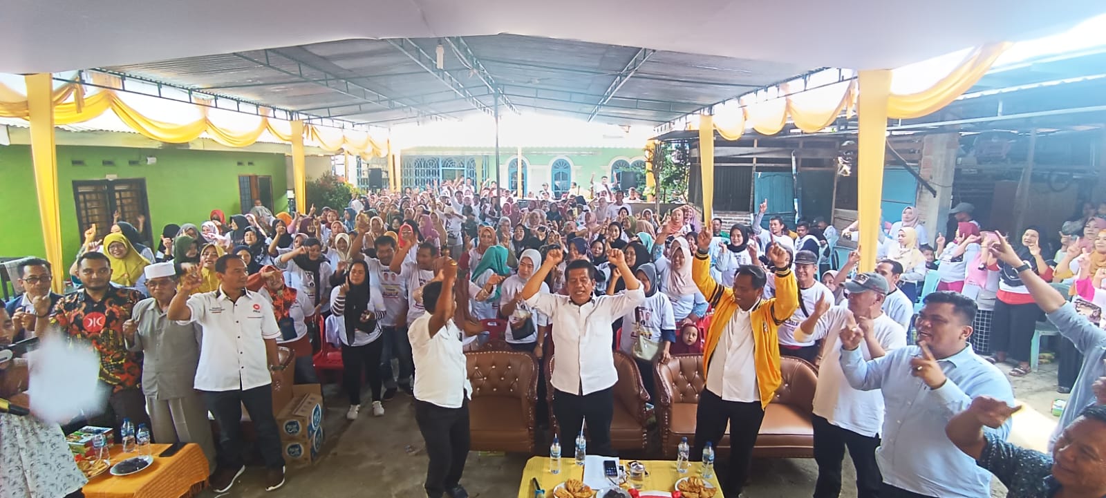Kaum Ibu Di Sinaksak 'Goyang' Radiapoh, RHS-AZI Nomor 1 Harus Menang