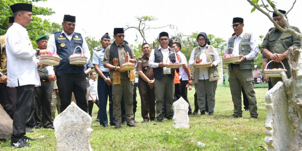 Pj Gubernur Aceh Dan Kepala BNPB Ziarah Ke Kuburan Massal Tsunami