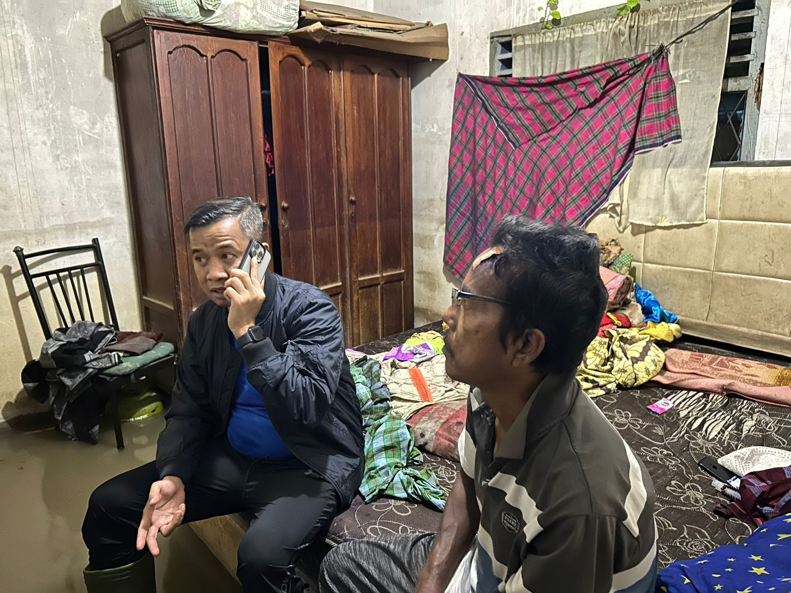 Larut Malam, Pj Wali Kota Tebingtinggi Bantu Evakuasi Warga Yang Sakit Di Tengah Banjir