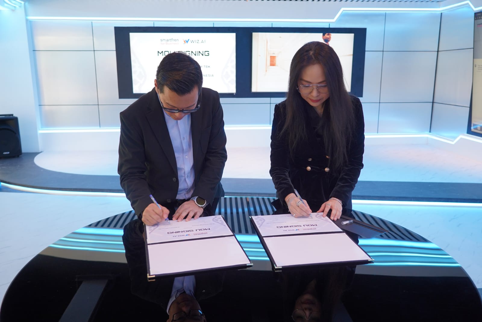 Smartfren for Business dan WIZ.AI Hadirkan Solusi Conversational AI Berbahasa Indonesia