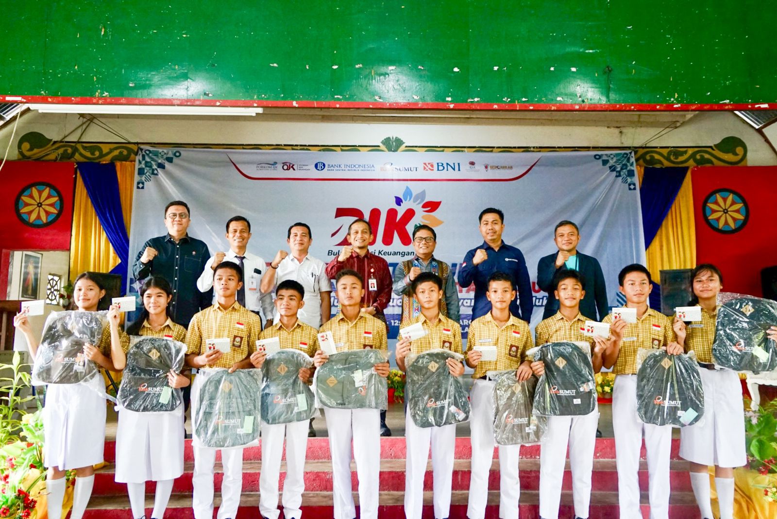 BIK 2024: OJK Dan Forkom IJK Sumut Edukasi Keuangan Masyarakat Di Nias